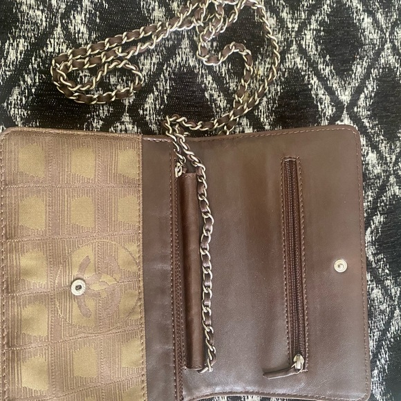 Chanel Travel Line WOC - Picture 4 of 7